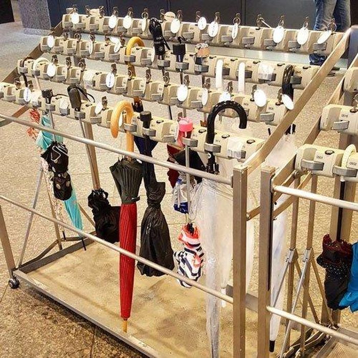 Khóa chống mất ô: Ô là vật dụng dễ bị mất. Vì vậy, người Nhật nghĩ ra cách độc đáo là thiết kế thiết bị đặt ô vào và khóa chúng lại.