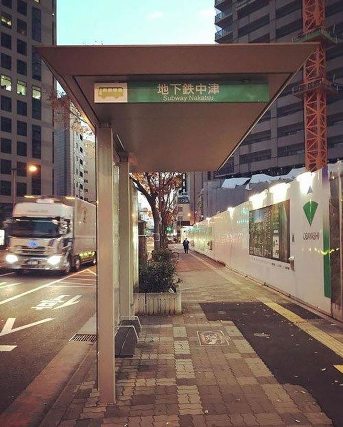 Trạm xe bus độc đáo: Trạm dừng xe bus tại Nhật được thiết kế quay lưng vào trong để tránh bụi hay nước tạt vào khách chờ.