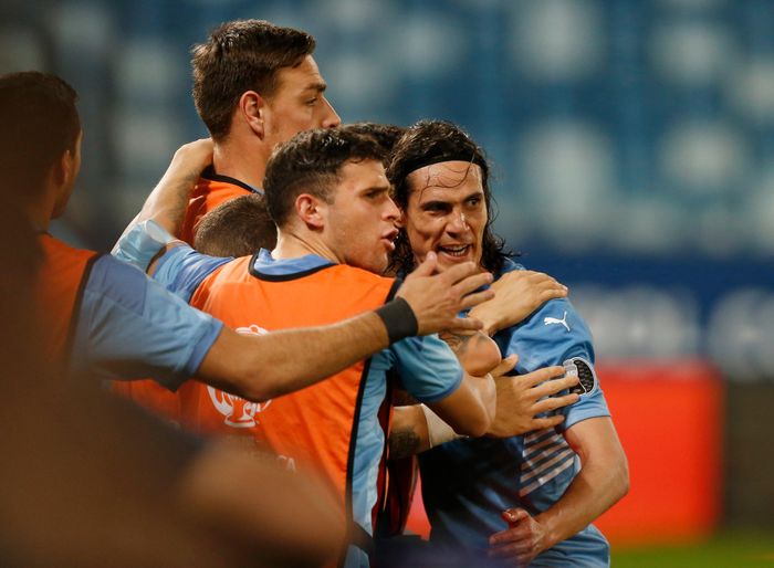  Cavani có bàn thứ 52 trong sự nghiệp ở cấp đội tuyển, qua đó tiếp tục bám đuổi Luis Suarez trong danh sách ghi bàn cho tuyển Uruguay. Suarez đang có 64 bàn cho "La Celeste". 