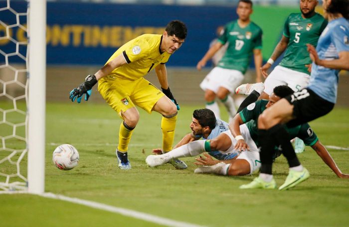  Sau nhiều nỗ lực gây sức ép, bàn mở tỷ số cũng đến với Uruguay. Pha căng ngang khó chịu của Federico Valverde khiến trung vệ Jairo Quinteros không có pha xử lý tốt nhất. Bóng đập chân thủ môn Carlos Lampe rồi đi vào lưới ở phút 40.