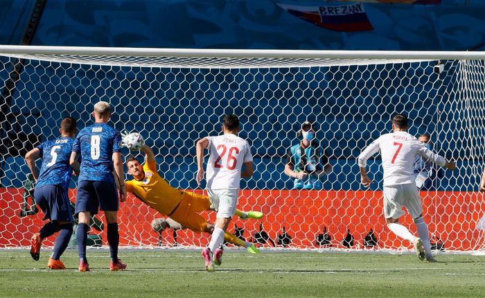 Morata không thể có được bàn thắng thứ 2 ở Euro 2020 sau khi sút hỏng phạt đền trong trận gặp tuyển Slovakia. Ảnh: Eurosports.