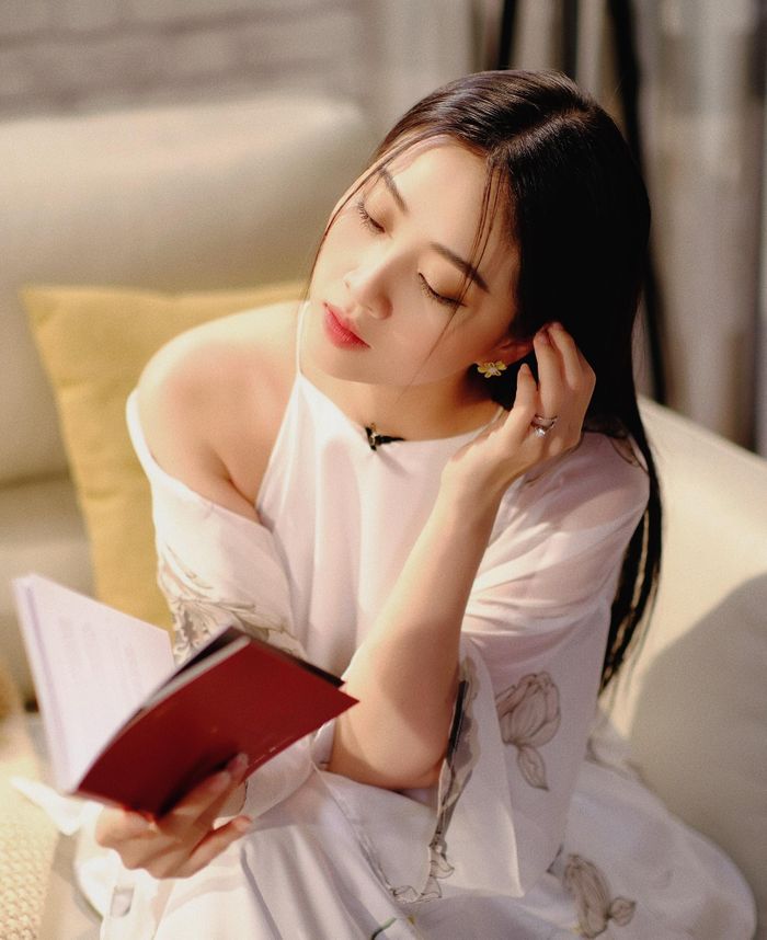  Tác giả Liêu Hà Trinh và cuốn Em. Ảnh: NVCC. 