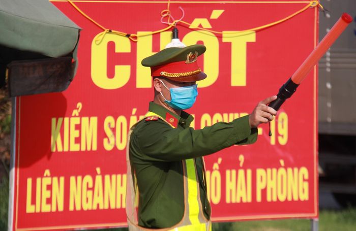 Chốt kiểm soát dịch ở cửa ngõ Hải Phòng. Ảnh: Nguyễn Dương.