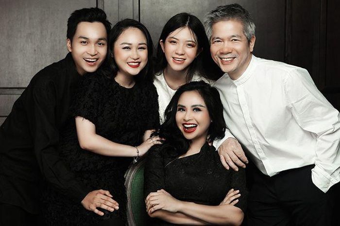 Nữ diva rạng rỡ bên bạn trai cùng các con riêng của cả hai.