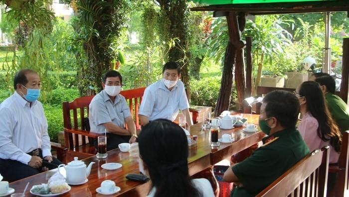 Chủ tịch UBND tỉnh Phạm Thiện Nghĩa và Phó Chủ tịch UBND tỉnh Đồng Tháp Đoàn Tấn Bửu họp với Sở Y tế và một số ngành liên quan sau khi phát hiện thêm một số trường hợp dương tính với SARS-CoV-2 liên quan đến ca nghi mắc Covid-19 ở Bệnh viện Đa khoa Sa Đéc. Ảnh: dongthap.gov.vn