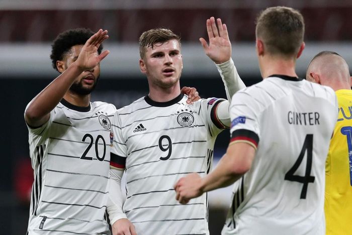  Bị chỉ trích nhưng Werner thực sự có một mùa giải thành công và thi đấu khá hiệu quả trong màu áo Chelsea. Với việc am hiểu bóng đá Anh, chân sút này có thể hữu ích cho tuyển Đức khi 2 đội chạm trán nhau ở vòng 1/8. Werner có thể đá dạt cánh trái hoặc chơi như một tiền đạo. 