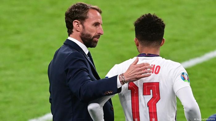  Sancho hiện tại là sự lựa chọn thứ yếu sau cả Jack Grealish, Phil Foden, Bukayo Saka và Marcus Rashford. Đối đầu với tuyển Đức, có lẽ Sancho cần được tạo điều kiện ra sân.