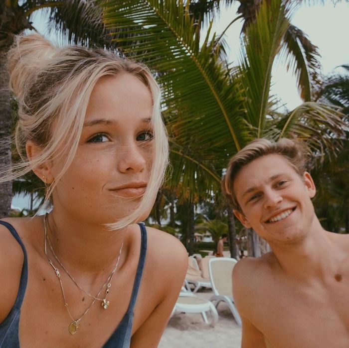  Tiền vệ Frenkie de Jong hẹn hò với người mẫu Mikky Kiemeney từ thời trung học. Nàng WAGs sinh năm 1997 hiện có hơn 1,4 triệu người theo dõi trang cá nhân. Ngoài công việc mẫu ảnh, cô còn được chú ý khi ra mắt thương hiệu thời trang riêng có tên MIKKY KI. Ảnh: mikkykiemeney. 
