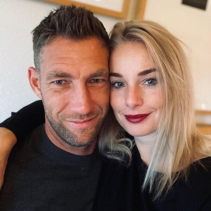 Thủ môn Maarten Stekelenburg được ngưỡng mộ khi có cuộc hôn nhân viên mãn với bà xã Kim Stekelenburg trong hơn 15 năm qua. Bộ đôi tổ chức đám cưới vào năm 2005 và hiện có 3 con trai: Sem, Naud và Mees. Thủ thành sinh năm 1982 từng chia sẻ anh cảm thấy hạnh phúc và may mắn khi có người vợ tài giỏi, luôn ủng hộ, cổ vũ mọi quyết định của mình. Ảnh: kimstekelenburg. 
