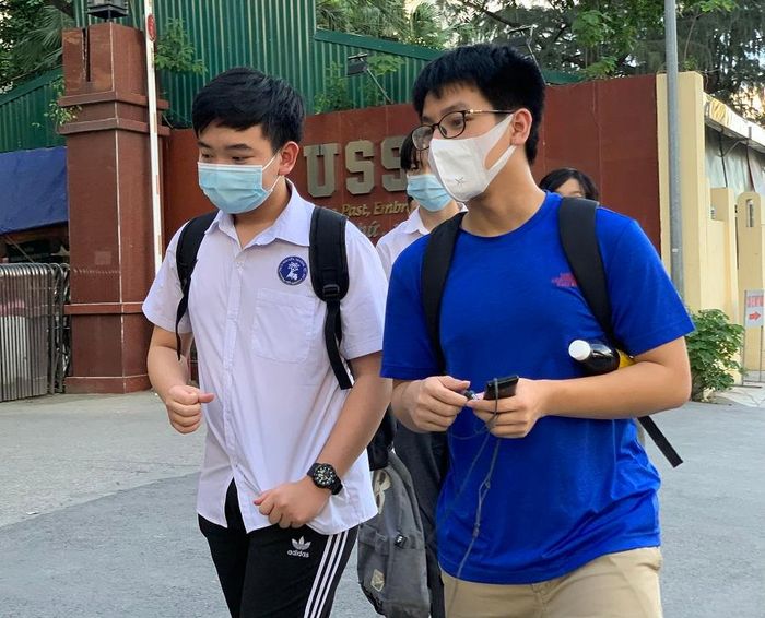 Thí sinh và phụ huynh mong kết quả thi như mong đợi