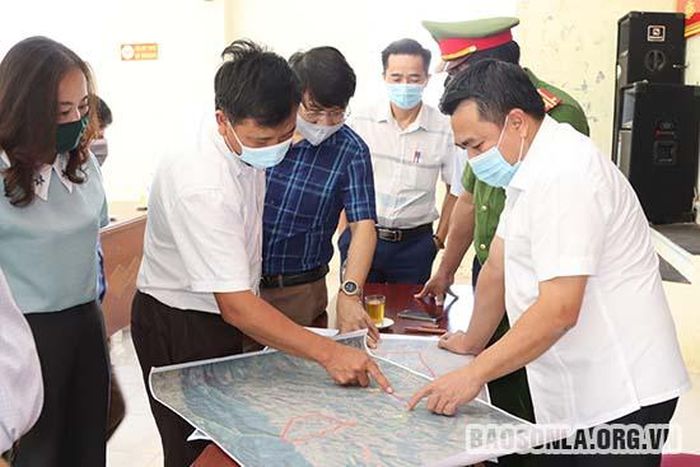 Lãnh đạo huyện Mộc Châu bàn các phương án kiểm soát y tế về phòng, chống COVID-19 tại xã Chiềng Sơn.