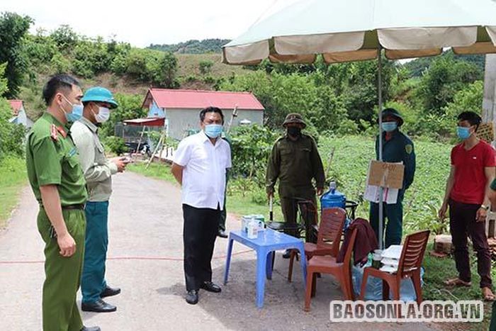 Lãnh đạo huyện Mộc Châu kiểm tra và động viên các lực lượng tham gia trực tại các chốt kiểm soát phòng, chống COVID-19 tại xã Chiềng Sơn.