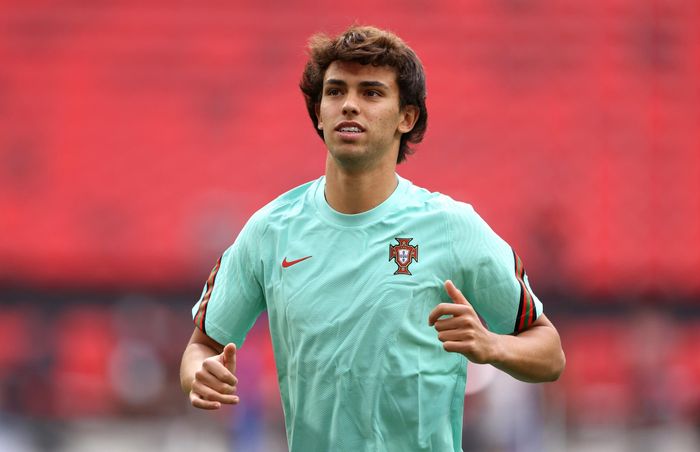 2. Joao Felix. Cũng là một tài năng sáng giá khác, nhưng thậm chí Felix còn chưa biết xỏ giày ra sân lần nào ở EURO 2020. Đành rằng ĐT Bồ Đào Nha đang sống bằng hơi thở của Ronaldo, nhưng nhiều người cho rằng một tài năng như Felix cũng rất đáng được tin dùng nếu HLV Fernando Santos cần điều gì đó khác biệt.