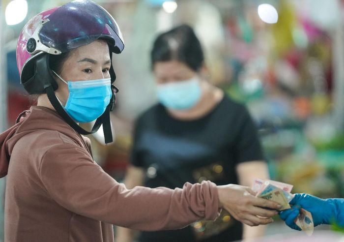  Chị Nguyễn Thị Thu Thảo đến từ quận Bình Tân cho biết không cảm thấy quá lo lắng khi đi chợ. "Tôi đi từ sáng sớm đến mua nhanh rồi ra, tránh tiếp xúc quá nhiều người bên trong lồng chợ", Chị Thảo cho biết thêm. 