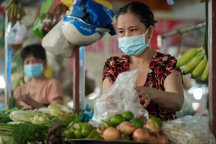  Chị Trần A Muối tiểu thương lâu năm tại chợ, cho biết kinh doanh có phần bị ảnh hưởng do lượng người vào chợ bị hạn chế, sức mua giảm. "Nhưng, vẫn còn hơn bị đóng cửa chợ không được hoạt động", chị Muối nói. 