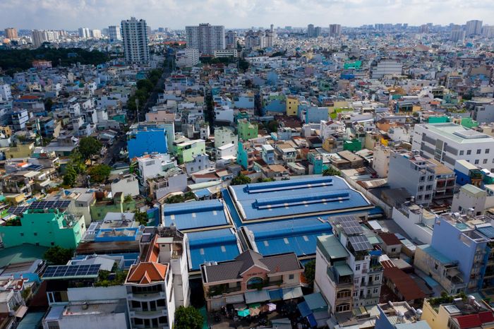  Trước đó, ngày 26/6, Sở Công Thương TP.HCM yêu cầu UBND TP Thủ Đức và các quận, huyện chỉ đạo đơn vị quản lý các chợ truyền thống thực hiện đúng hướng dẫn hoạt động kinh doanh đối với các mặt hàng lương thực, thực phẩm và nhu yếu phẩm, các khu vực tại chợ. Toàn bộ sạp hàng hóa không thiết yếu phải tạm ngưng hoạt động. 