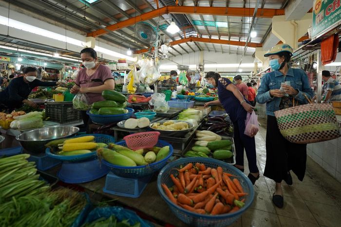  Hiện tại, chỉ còn 303 sạp kinh doanh các mặt hàng thiết yếu được phép hoạt động. Lượng khách ra vào chợ cũng được duy trì khoảng 200 người. 