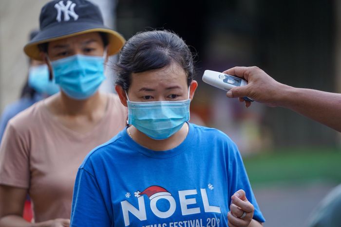  Những người vào chợ đều được đo thân nhiệt và rửa tay sát khuẩn. 