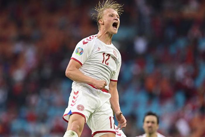 Tiền đạo Đan Mạch Kasper Dolberg ăn mừng sau khi ghi bàn thắng thứ 2 vào lưới Xứ Wales trong trận đấu tại vòng 16 đội, Vòng chung kết EURO 2020 trên sân vận động Johan Cruyff Arena ở thủ đô Amsterdam, Hà Lan ngày 26/6/2021. Ảnh: AFP/TTXVN