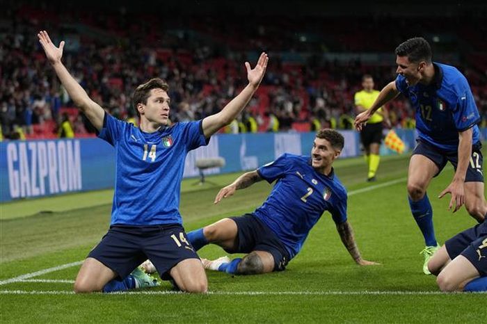 Tiền vệ Federico Chiesa (trái) lập công cho tuyển Italy khi ghi bàn thắng mở tỷ số trước tuyển Áo ở hiệp phụ thứ nhất trận đấu vòng 16 đội, vòng chung kết EURO 2020 trên sân Wembley (Anh) ngày 26/6/2021. Ảnh: AFP/TTXVN