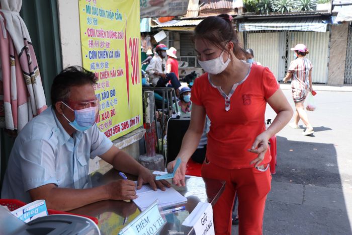 Mỗi người dân khi vào chợ sẽ xuất trình phiếu đi chợ do Ban quản lý chợ cấp. Mỗi đợt sẽ có khoảng 200 người được vào chợ, những người khác sẽ phải xếp hàng chờ.