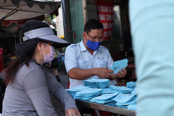 Người dân chưa có thẻ vào chợ đến bàn đăng ký cung cấp giấy tờ tùy thân để đăng ký cấp thẻ mới.