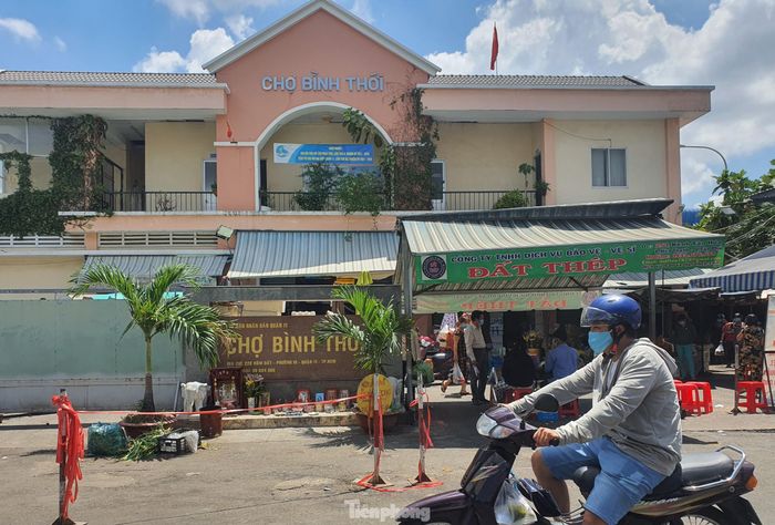 Theo đại diện Ban quản lý chợ Bình Thới, việc phát phiếu để kiểm soát người dân vào chợ được triển khai khoảng 1 tháng nay, kể từ khi TPHCM thực hiện giãn cách xã hội để phòng chống COVID-19.