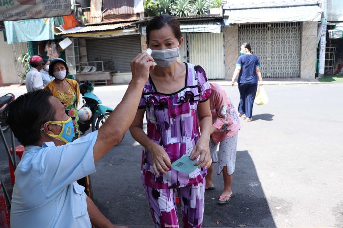 Lực lượng thuộc Ban quản lý chợ sẽ tiến hành đo thân nhiệt. Người có biểu hiện sốt sẽ không được vào chợ.