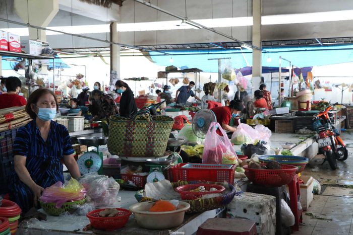 Do số lượng người dân vào chợ được kiểm soát nên bên trong chợ khá thông thoáng, không có cảnh tụ tập đông người trong một thời điểm.