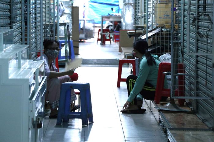 Một số ki-ốt kinh doanh mặt hàng không phải nhu yếu phẩm, thực phẩm đóng cửa để đảm bảo quy tắc phòng chống dịch.