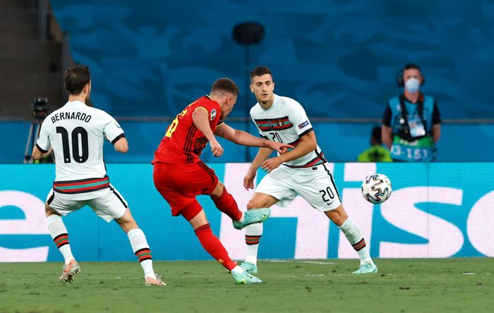  Pha làm bàn đẳng cấp của Thorgan Hazard giúp Bỉ khai thông thế bế tắc. Ảnh: Reuters. 
