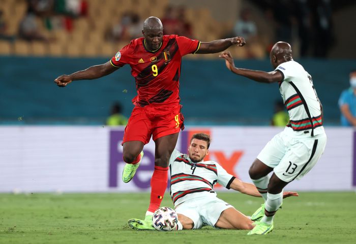 Lukaku có cơ hội nhưng để trôi qua đáng tiếc. Ảnh: Reuters.