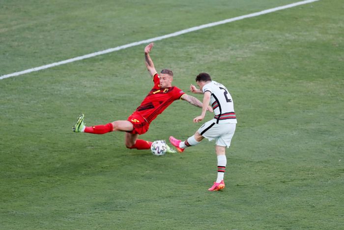 Diogo Jota có cơ hội dứt điểm đầu tiên ở trận đấu nhưng không thành công. (Ảnh: UEFA)