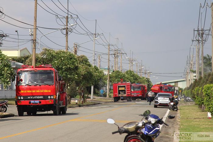 Lực lượng PCCC Công an TP.Biên Hòa đã điều động hàng chục xe chữa cháy cùng CBCS đến hiện trường xử lý vụ cháy.