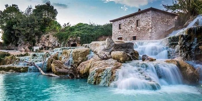 Ngoài không gian tắm ngoài trời, nơi đây còn sở hữu hệ thống các trung tâm spa và chăm sức khỏe.