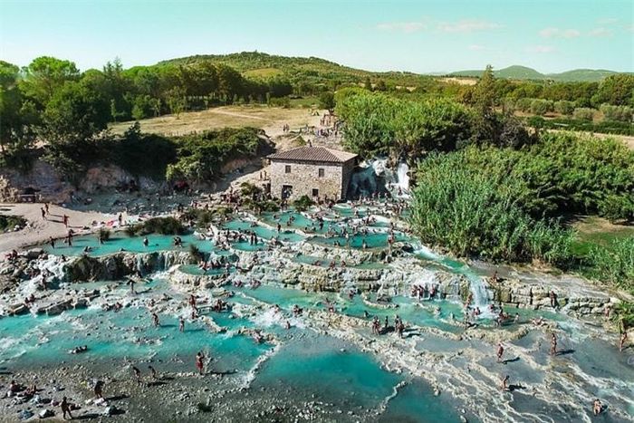 Các suối nước nóng Saturnia luôn luôn sủi bọt, với các dòng khoáng chất rất tốt cho sức khỏe.