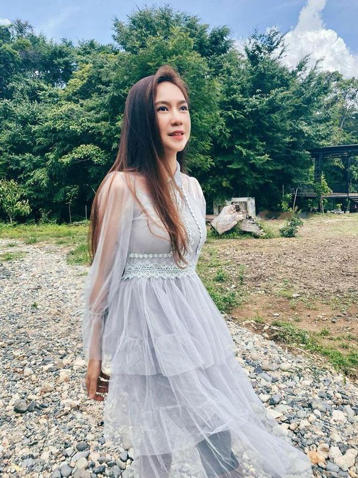 Minh Hà khoe vẻ đẹp rạng ngời bên vườn hoa ở tuổi 36 cô nhận được nhiều lời khen có cánh cho nhan sắc xinh đẹp.