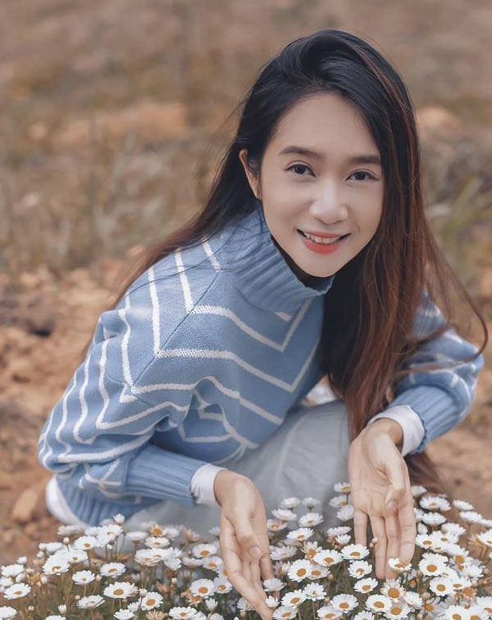 Chỉ cthoa một tí son thôi là bà mẹ 4 con cũng đủ xinh lung linh rồi.
