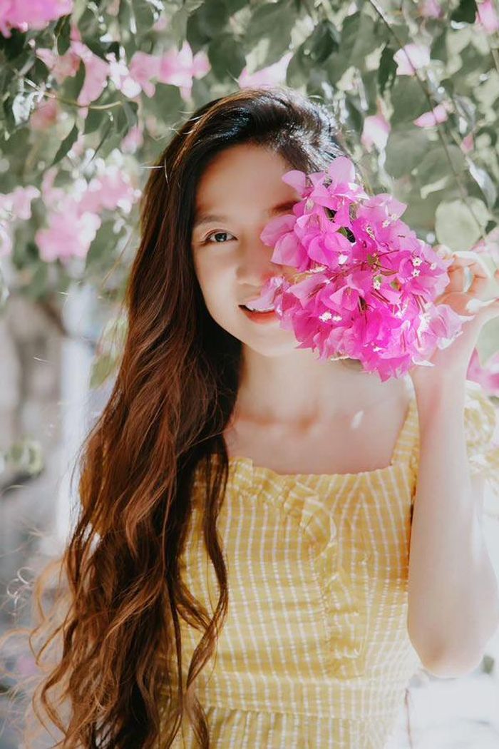 Minh Hà khoe góc nghiêng thần thánh khi làm duyên cùng hoa trong vườn nhà.