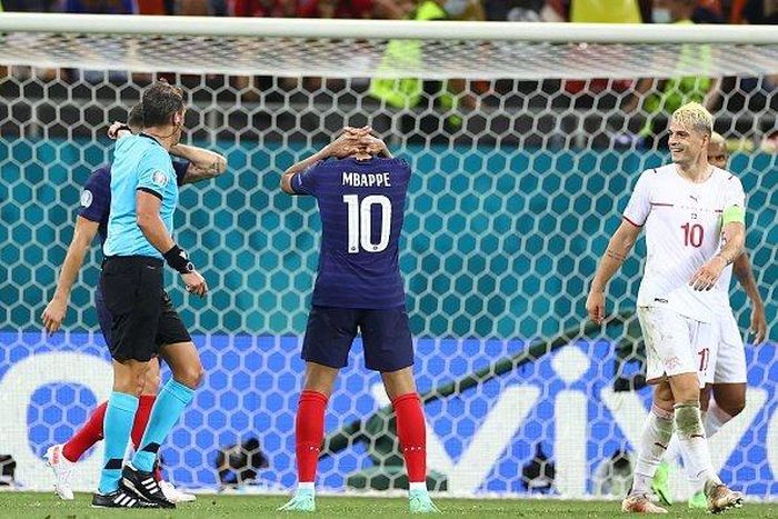  Đây là khoảnh khắc cuối cùng của Pháp ở Euro 2020. Mbappe khép lại giải đấu tệ hại khi không ghi nổi một bàn. Trước Euro 2020, Mbappe thậm chí được đánh giá là ứng cử viên cho danh hiệu Vua phá lưới. 