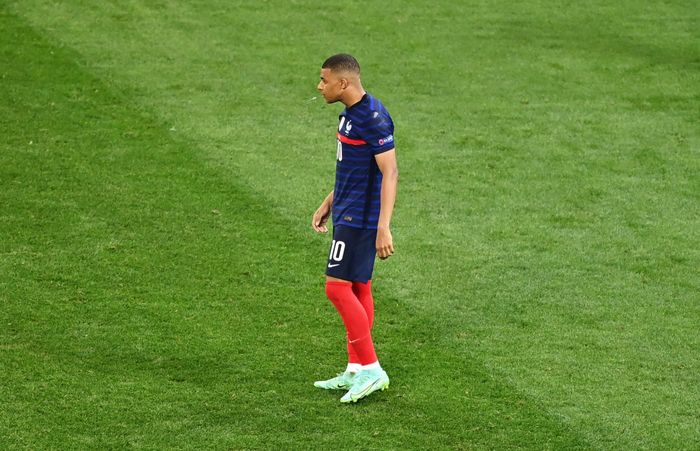  Tiền đạo PSG trở thành tội đồ, bởi đây là khoảnh khắc quyết định khiến Pháp thua Thụy Sĩ trên chấm luân lưu và "Les Bleus" chia tay Euro 2020 từ vòng 1/8. 