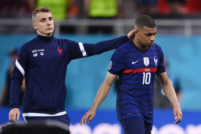  Chỉ có Lucas Digne tiến đến động viên Mbappe trước khi số 10 tuyển Pháp tiến vào đường hầm. Tiền đạo PSG chỉ 22 tuổi, nhưng đã trải qua đầy đủ cung bậc cảm xúc trong bóng đá. Tại World Cup 2018, Mbappe là người hùng. Còn với Euro 2020, anh là tội đồ. 