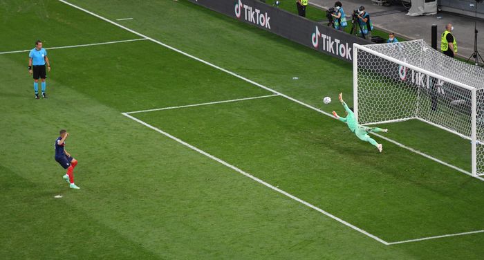  Mbappe sút bóng về góc cao bên trái. Tuy nhiên, thủ môn Yann Sommer phán đoán chuẩn xác và cản phá thành công. Ảnh: Getty. 