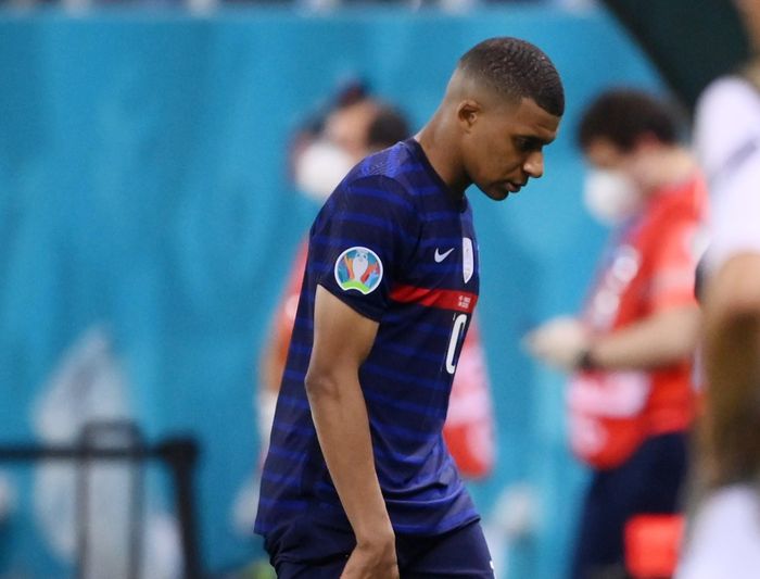  Mbappe nhanh chóng tiến vào đường hầm. Anh liên tục lắc đầu, ngán ngẩm vì những gì xảy ra trong trận này. 