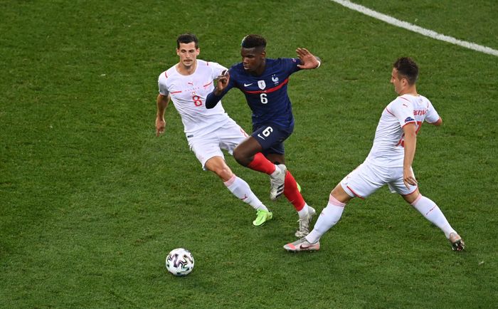  Pogba chơi nổi bật nhất tuyển Pháp trong trận đấu này. Anh nhiều lần tung ra những đường chuyền chuẩn xác tạo cơ hội cho đồng đội ghi bàn. Trang WhoScored chấm 9,04 điểm cho Pogba, người đạt tỷ lệ chuyền bóng chính xác 92%, có 4 đường chuyền tạo cơ hội, 5 pha rê dắt qua người thành công. 
