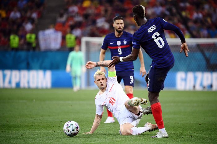  Pogba tác động lớn lên lối chơi của tuyển Pháp. Chính vì vậy, anh trở thành mục tiêu chăm sóc đặc biệt từ các cầu thủ Thụy Sĩ. 