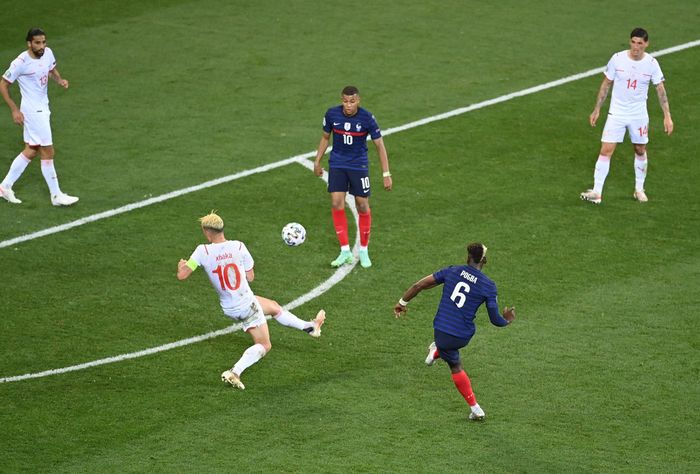  Cú sút gần sát vòng cấm của Karim Benzema bật vào người một cầu thủ Thụy Sĩ dội ra ngay đúng vị trí Pogba. Ngôi sao của Man United khống chế bóng 2 nhịp trước khi tung cú sút xa đi thẳng vào góc cao khung thành, giúp Pháp vượt lên dẫn 3-1. 