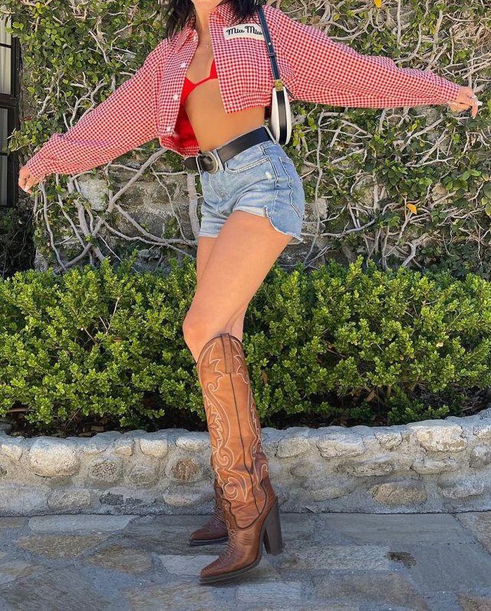 Kendall Jenner, Dua Lipa lăng xê phối boots với bikini. Ảnh: Kendall Jenner, Dua Lipa.