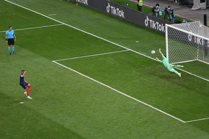 Kylian Mbappe là người duy nhất thực hiện hỏng quả phạt đền, khiến tuyển Pháp bị loại khỏi Euro 2020. Ảnh: AFP.