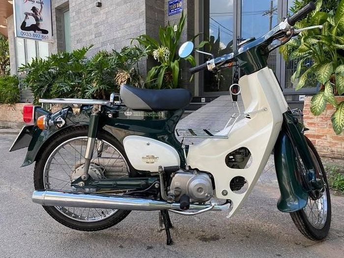  Chiếc xe bao gồm xe Cub 86 đời 1994 biển số 22-HA - 2222 được anh Vũ dọn zin lại trông rất mới. 